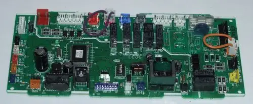 Daikin Hauptplatine mit verschiedenen elektronischen Bauteilen, Relais, Steckverbindern und Prozessor für Heizungssteuerung. Verwendet in Daikin Heizsystemen.